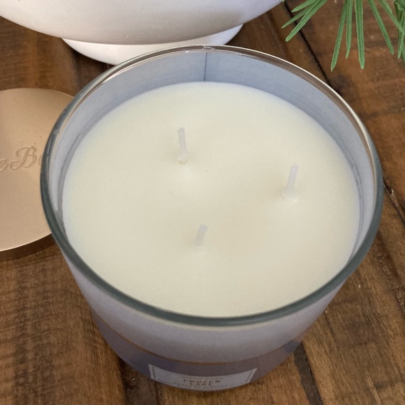 BBW White Barn | Frozen Lake 3-Wick Candle - Picture 2 of 4